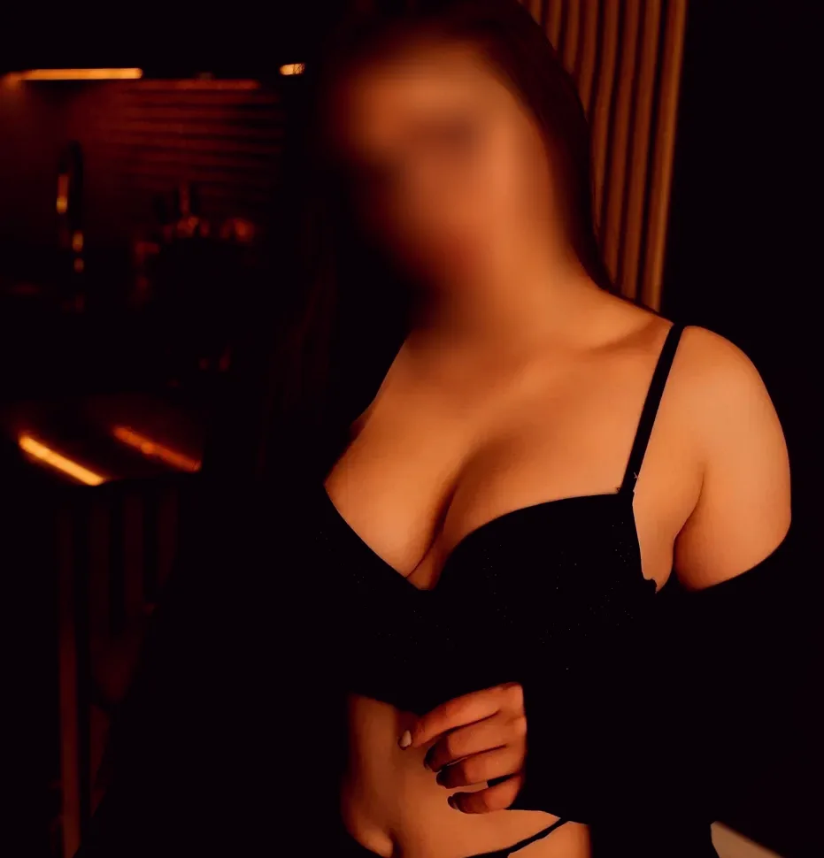 Claudia, 25