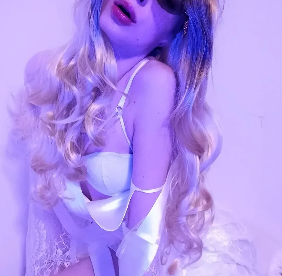 Elisabeth, 27